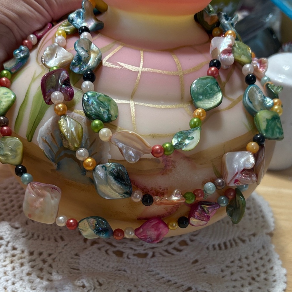 N180 Multicolor Shell Bead Necklace